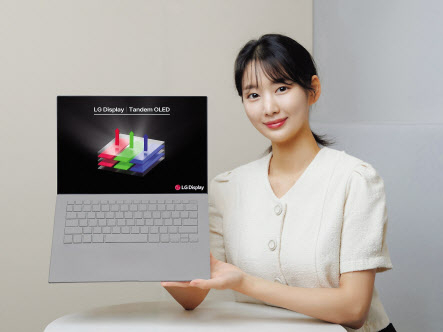 LG디스플레이 모델이 노트북용 탠덤 OLED 패널을 소개하고 있다. [LG디스플레이 제공]