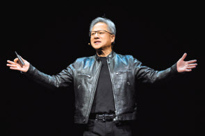 젠슨 황 엔비디아 최고경영자(CEO)가 지난 2일 타이베이 국립대만대 종합체육관에서 아시아 최대 IT박람회 ‘컴퓨텍스 2024’ 개막에 앞서 열린 행사에서 기조연설을 하고 있다. [연합]