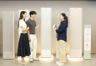 삼성스토어 서초에서 매니저가 소비자들에게 ‘비스포크 AI 무풍 갤러리’를 안내하고 있다. [삼성전자 제공]