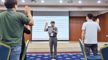 노도영(가운데) 기초과학연구원장이 주요 보직자들과 함께 선언문을 제창하고 있다.