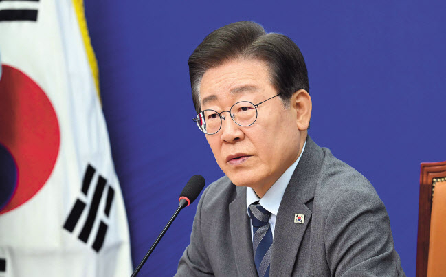이재명 더불어민주당 대표가 24일 오전 서울 여의도 국회에서 열린 당대표 사퇴 기자회견에서 발언을 하고 있다. 이상섭 기자