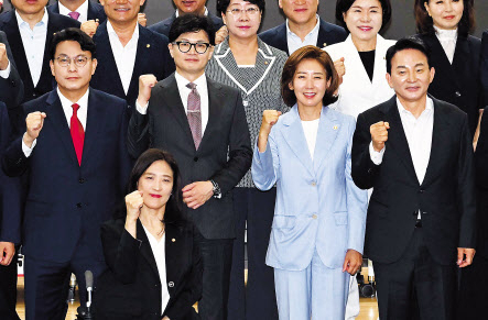 국민의힘 당대표 출마 선언을 한 윤상현(왼쪽부터) 의원, 한동훈 전 비상대책위원장, 나경원 의원, 원희룡 전 국토교통부부 장관이 24일 오전 국회에서 열린 국민의힘 초선의원 공부모임에 참석해 기념촬영을 하고 있다. 이상섭 기자