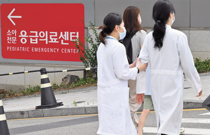 서울대의대·서울대병원 교수협의회 비상대책위원회가 전면 휴진을 중단하고 24일부터 병원으로 복귀한다고 밝혔다. 이날 오전 서울 종로구 서울대학교 병원 소아전문 응급의료센터 앞을 의료진들이 지나가고 있다. 임세준 기자
