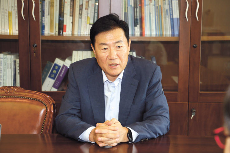 최저임금위원회 사용자 측 운영위원인 류기정 경총 총괄 전무가 지난 19일 헤럴드경제와 가진 인터뷰에서 최저임금 상황과 관련한 발언을 하고 있다. [경총 제공]