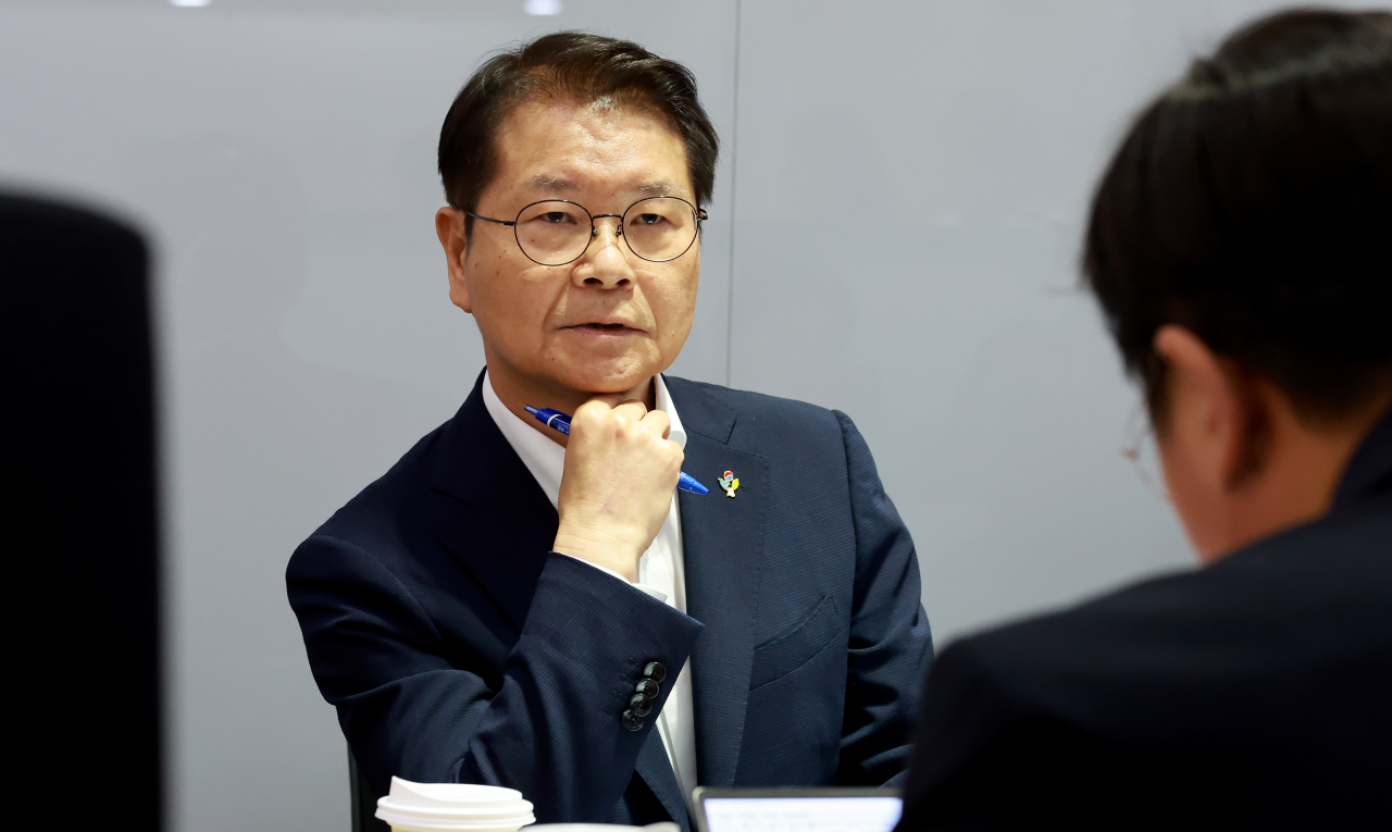 이정식 고용노동부 장관은 24일 정부세종청사에서 기자들과 만나 오는 27일 국회 환경노동위원회의 노동조합법 2·3조 개정안 입법을 위한 청문회에 참석하겠다는 입장을 밝혔다. [고용노동부 제공]
