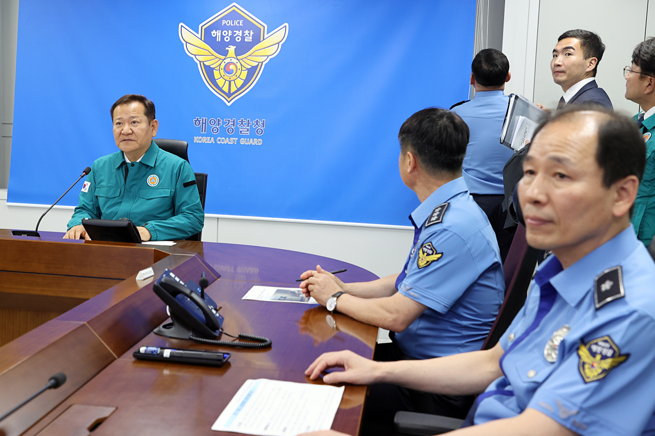 이상민 행정안전부 장관이 24일 경기 화성시 한 공장에서 발생한 화재와 관련해 인천 연수구 해양경찰청 종합상황실에서 열린 중앙재난안전대책본부 영상 회의를 주재하고 있다. [연합]
