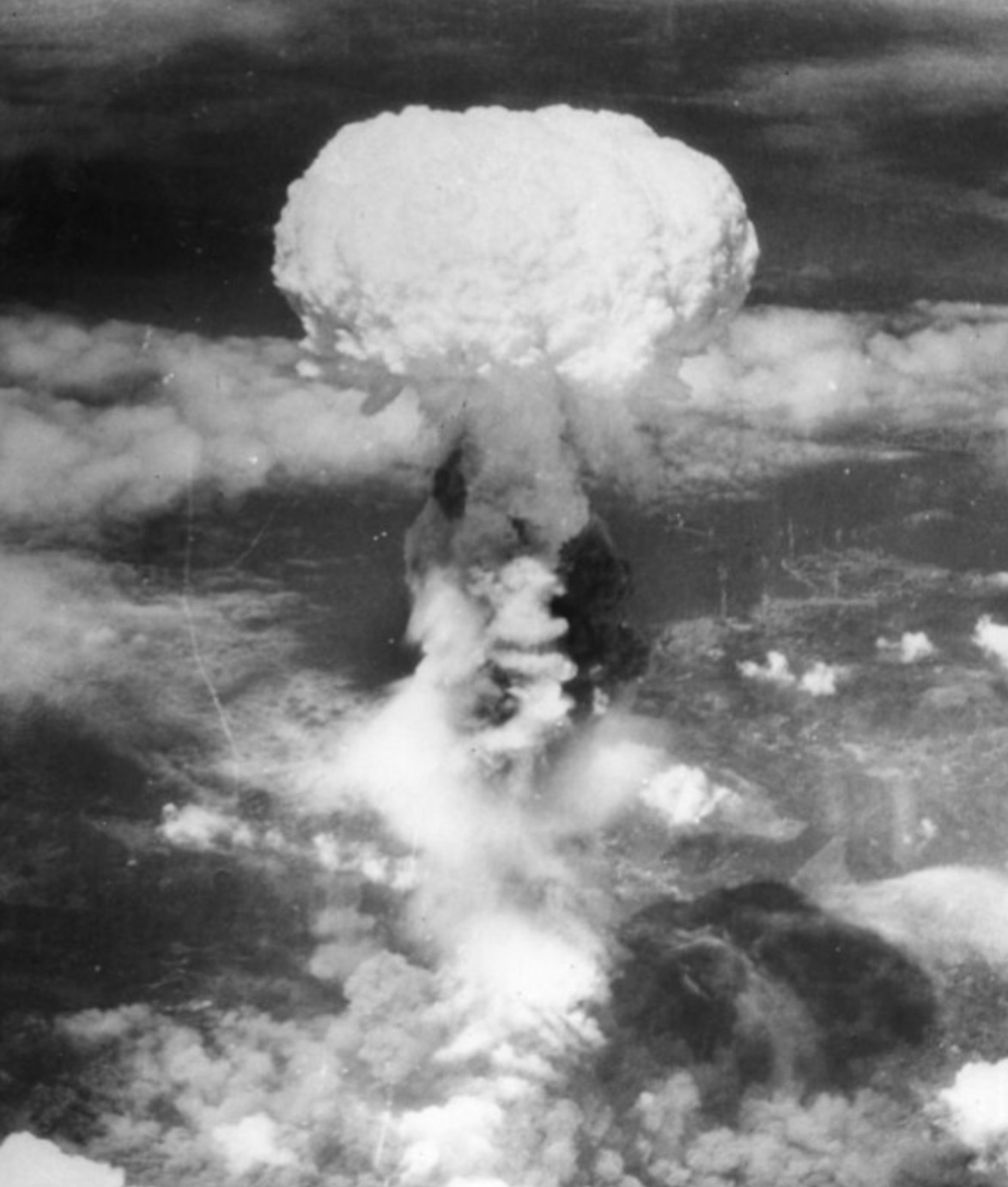 1945년 8월 9일 미군이 투하한 두 번째 원자폭탄이 일본 항구 도시 나가사키 상공에서 폭발한 후 거대한 연기가 공중으로 솟아오르는 모습. [AP/뉴시스]