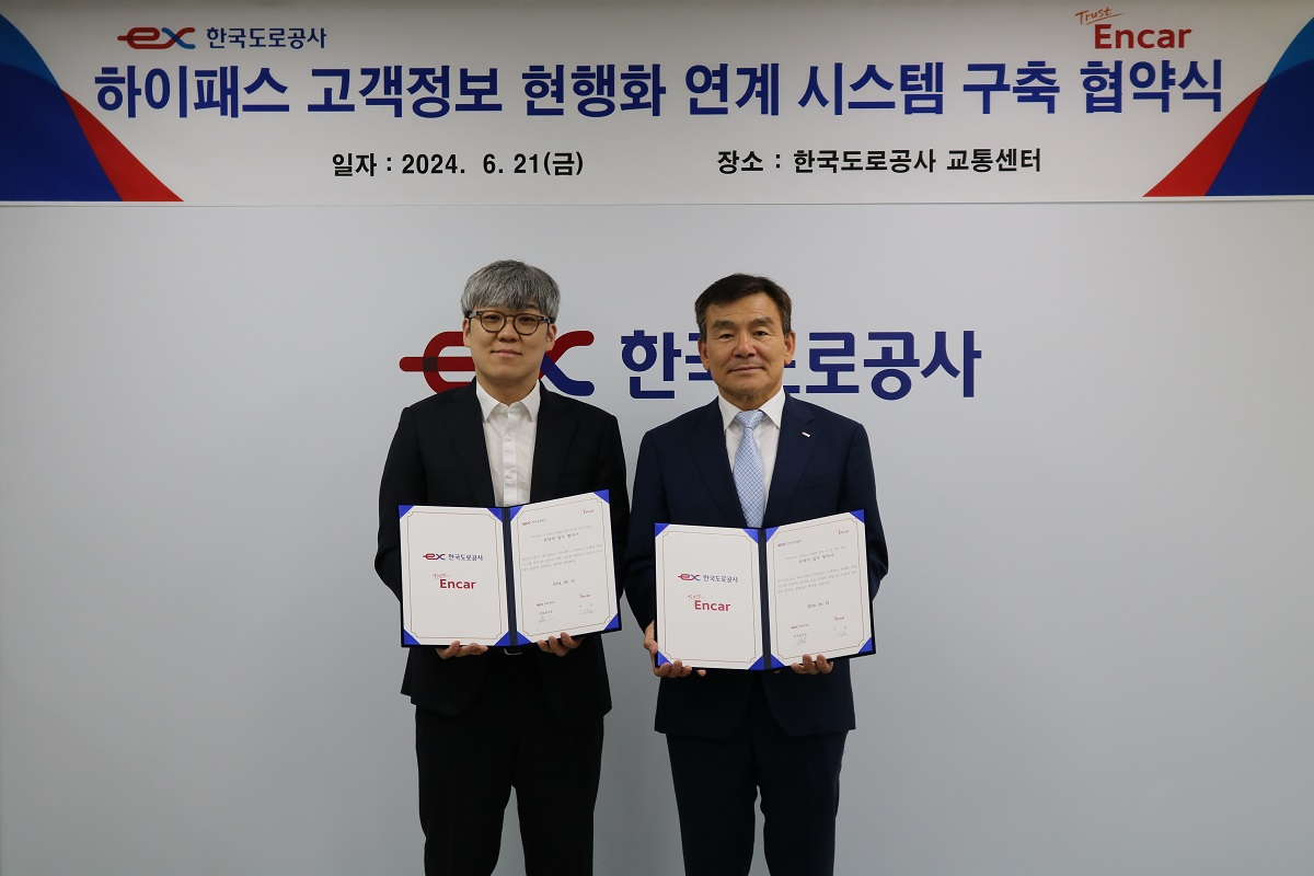 21일 교통센터에서 옥병석 한국도로공사 영업본부장(오른쪽)과 김준서 엔카닷컴 B2C사업실 이사(왼쪽)가 업무협약 체결 후 기념촬영을 하고 있다. [한국도로공사 제공]