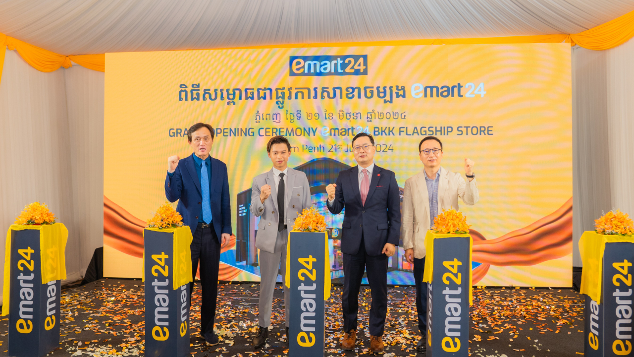 21일 캄보디아 프놈펜에서 열린 '이마트24 캄보디아 1호점 개점식'에서 박진순 한림건축그룹 회장(좌측 첫 번째), 데이비드 삼보 사이손브라더홀딩스 대표(좌측 두 번째), 강인석 이마트24 상무(우측 두 번째), 고영준 코트라 차장(우측 첫 번째)이 기념 사진을 촬영하고 있다. [한림건축그룹]