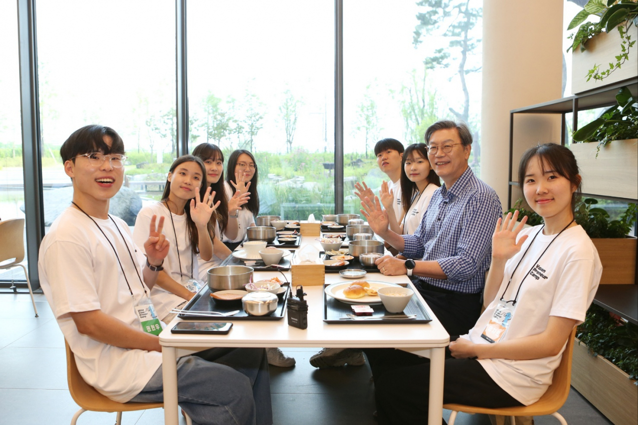 김창범 한경협 상근부회장이 24일 롯데인재개발원 오산캠퍼스에서 열린 대학생 기업가정신 캠프 ‘2024 비전-프러너 캠프’에서 대학생 리더들과 조찬을 함께 하고 있다. [한경협 제공]