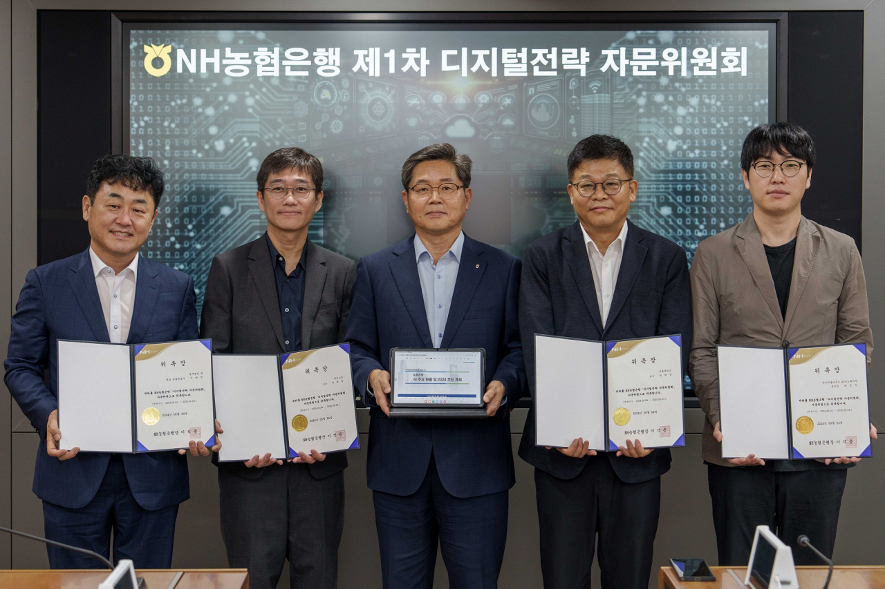 구태언(왼쪽부터) 법무법인 린 테크 총괄변호사, 주재걸 카이스트 AI대학원 교수, 정재호 농협은행 디지털전략사업부문 부행장, 안현실 서울대학교 공학전문대학원 객원교수, 하정우 네이버클라우드 AI 이노베이션 센터장이 기념촬영을 하고 있다.[농협은행 제공]