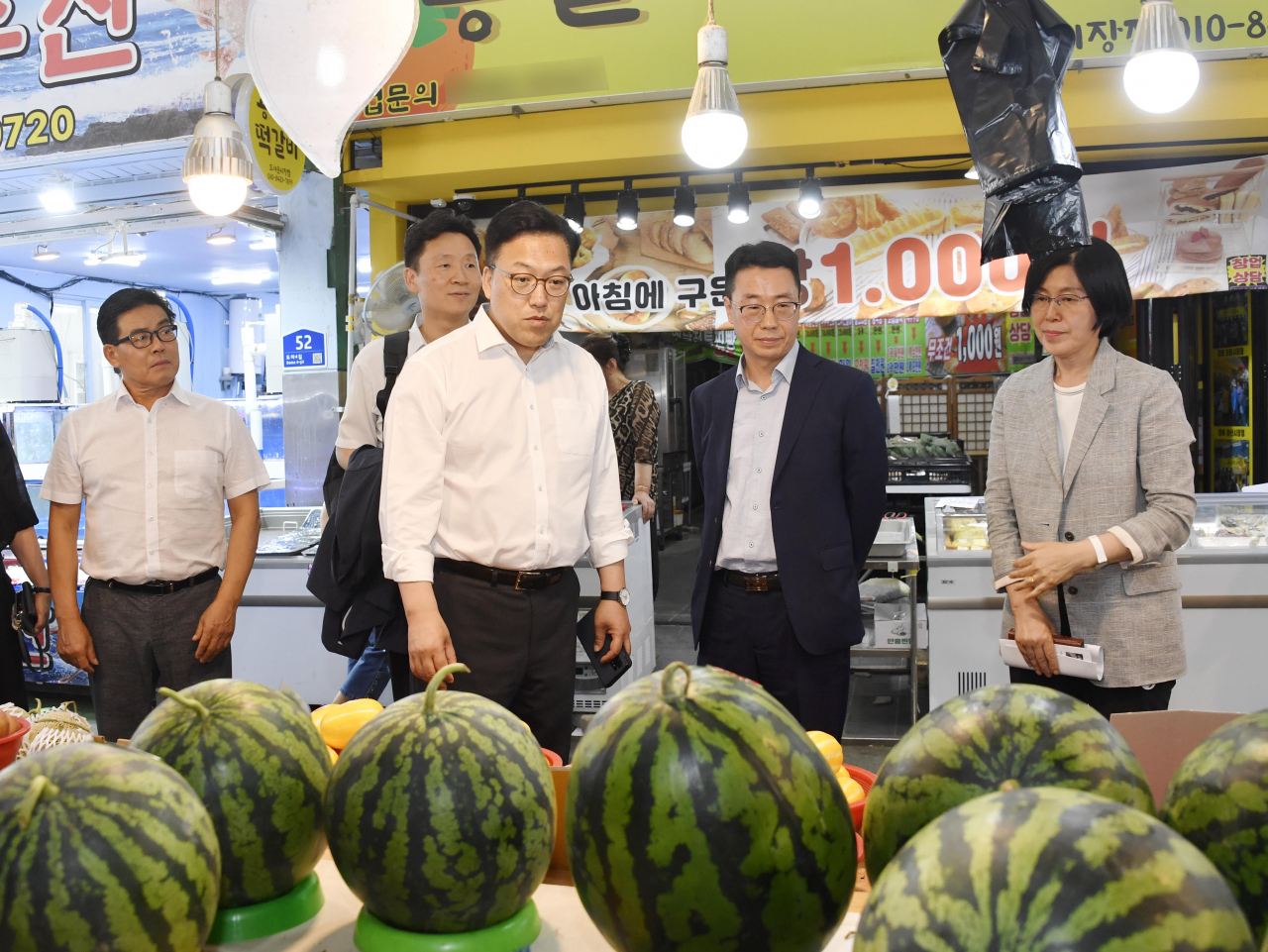 김병환(가운데) 기획재정부 차관이 24일 대전 소상공인 민생 현장 방문차 대전 서구 도마큰시장을 방문해 시장을 시찰하며 물가 점검을 하고 있다. [연합]