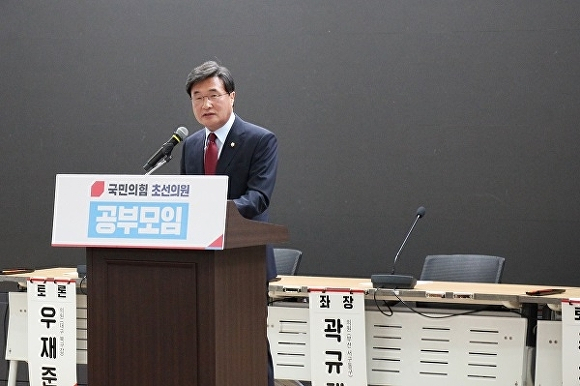 김대식 의원이 24일 국민의힘 초선의원 공부모임에서 인사말을 하고 있다. [사진=김대식 의원실]