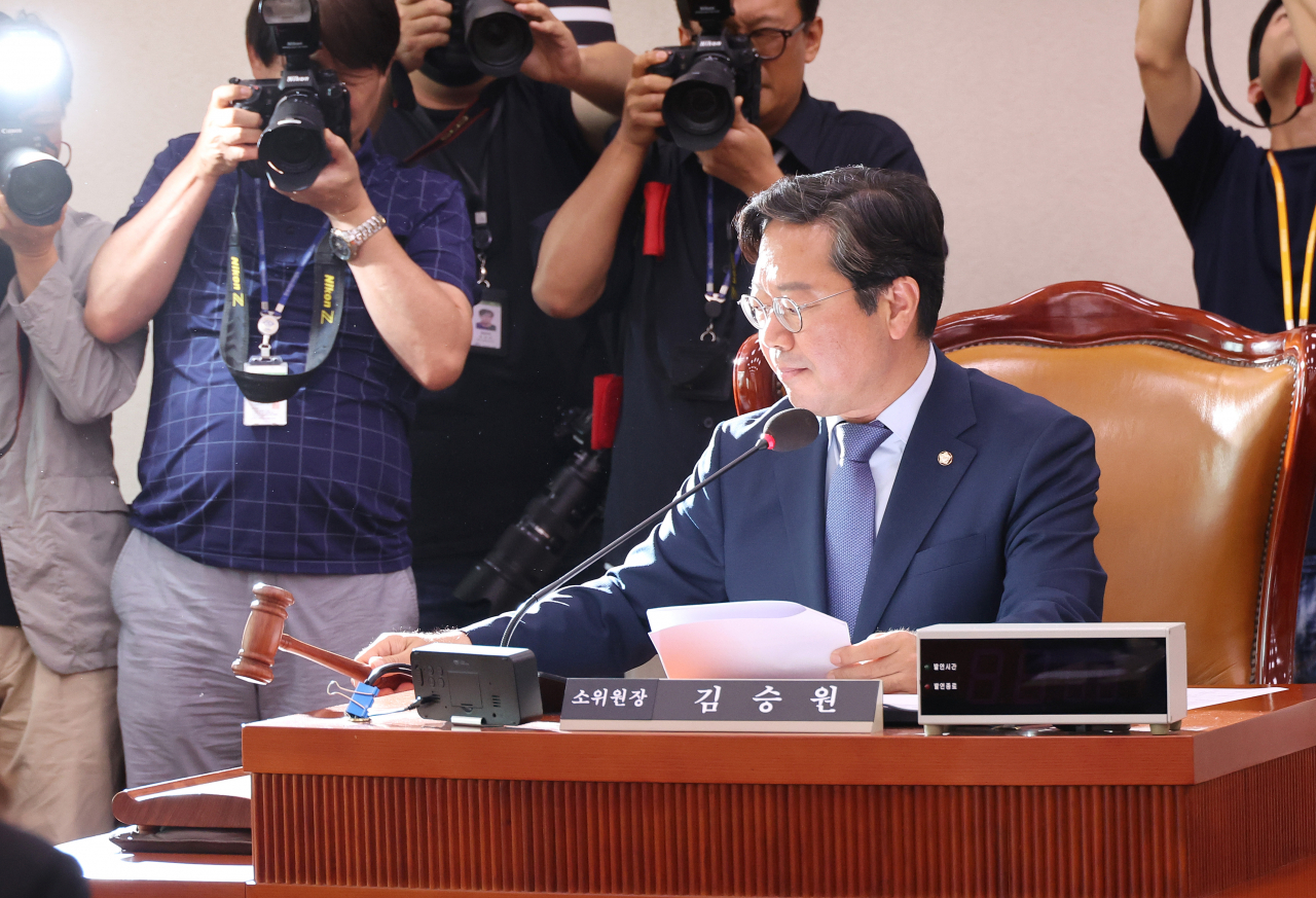 더불어민주당 소속 김승원 소위원장이 17일 오후 국회에서 열린 순직 해병 수사 방해 및 사건 은폐 등의 진상규명을 위한 특별검사 임명에 관한 법률안을 심사하는 제1차 법제사법위원회 법안심사제1소위원회에서 의사봉을 두드리고 있다. 국민의힘 위원들과 법무부 차관은 불참했다. [연합]