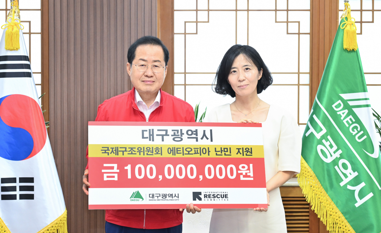 홍준표 대구시장(왼쪽)이 24일 재단법인 국제구조위원회에 에티오피아 난민 지원 기금 1억원을 전달하고 있다.[대구시 제공]