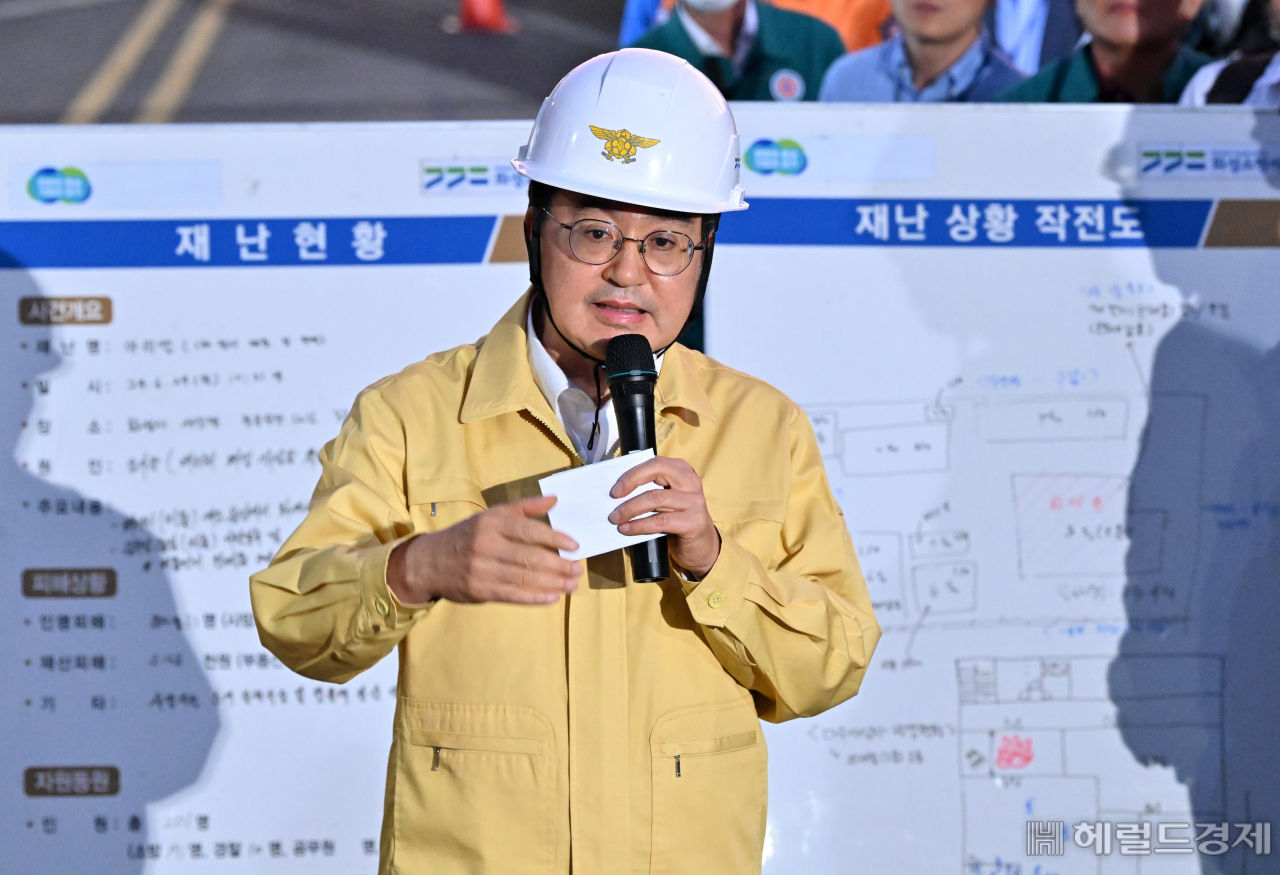 김동연 경기도지사가 24일 오후 경기도 화성시 서신면 소재 일차전지 제조 업체 화재현장에서 브리핑을 하고 있다. 오후 6시 30분 기준 사상자 수는 사망 22명, 중상 2명, 경상 6명이다. 화성=임세준 기자
