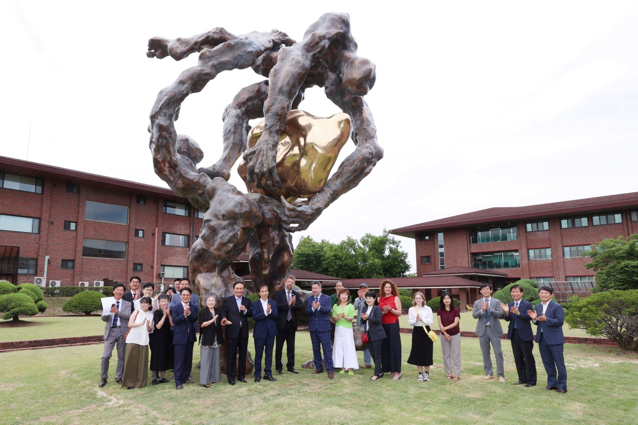 KAIST 25일 대전 본원에서 10m 높이의 대형 조형물 'HOPE'의 제막식을 개최했다. 이광형 KAIST 총장을 기준으로 김영찬 골프존뉴딘그룹 회장(왼쪽)과 피오트르 오스타셰프스키 주한 폴란드대사, 토마스 코슐레가 작가(오른쪽).[KAIST 제공]