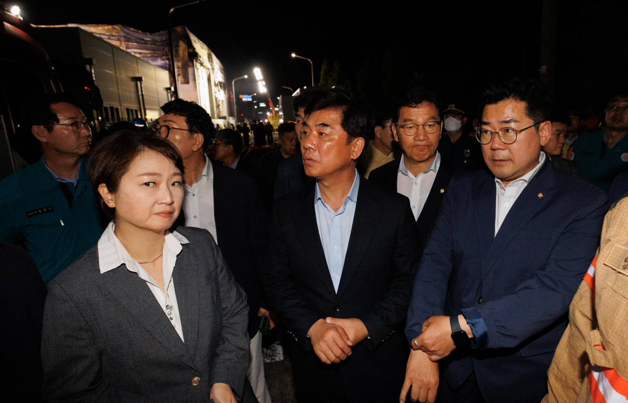 박찬대 더불어민주당 원내대표 등 소속 의원들이 24일 오후 경기 화성시 일차전지 공장 화재 현장을 둘러보고 있다.[연합]