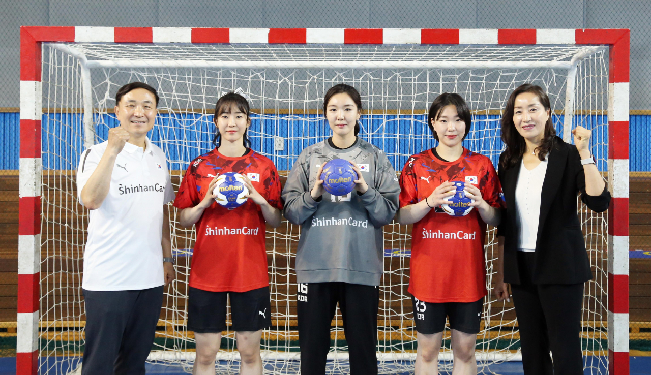 신한금융그룹은 ‘2024 파리올림픽’에 출전하는 5개 후원 종목 국가대표팀에 격려금을 전달했다. 문동권(왼쪽부터) 신한카드 사장이 여자 핸드볼 국가대표 신은주 선수, 박새영 선수, 우빛나 선수, 장리라 대한핸드볼협회 부회장과 함께 대표팀의 선전을 기원했다. [신한카드 제공]
