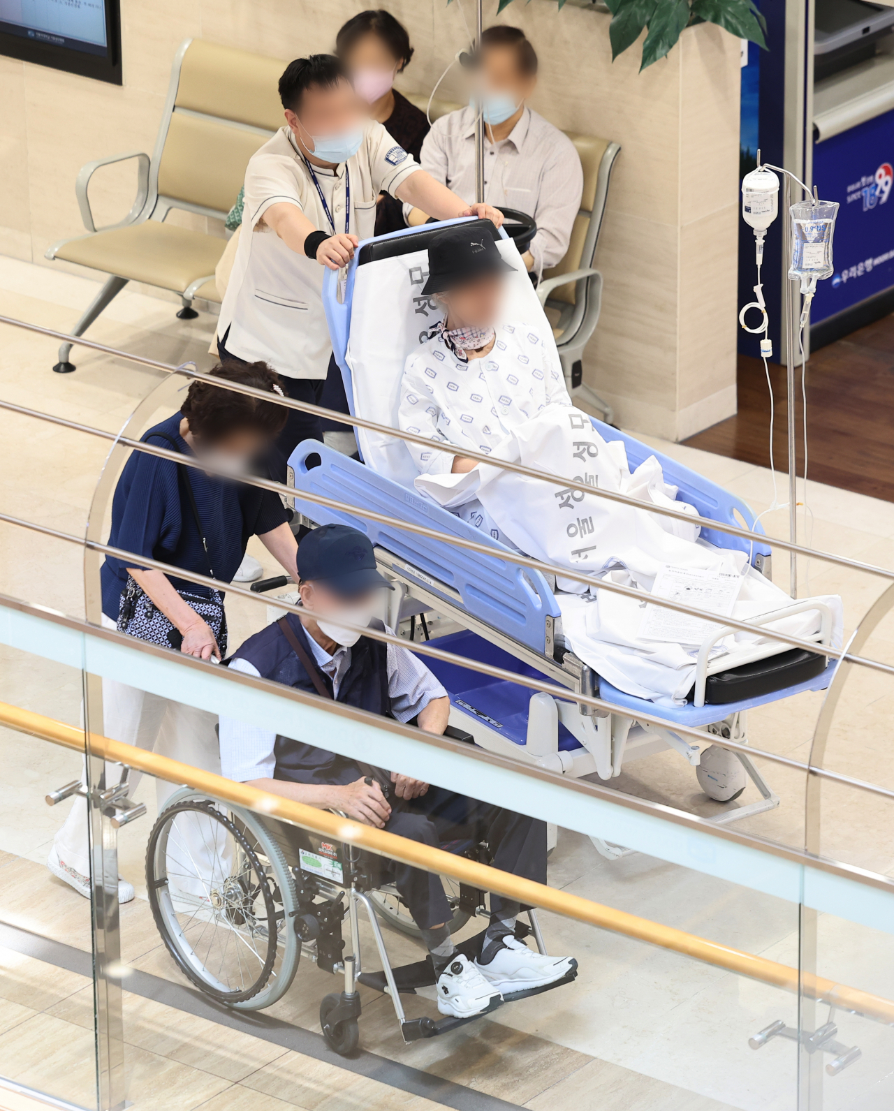 서울 시내 한 대형병원에서 환자들이 이동하고 있다. [연합]