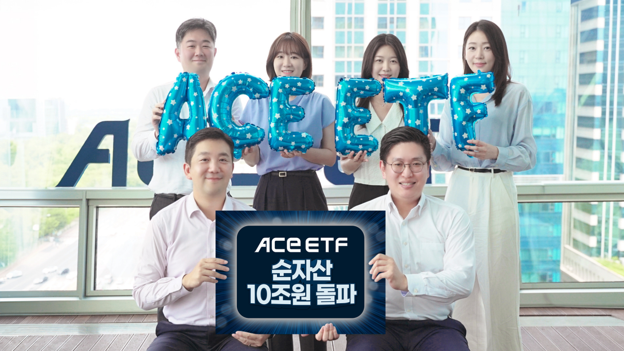 한국투자신탁운용 직원들이 ACE ETF 순자산액 10조원 돌파를 기념하는 사진을 찍고 있다. [한투운용 제공]