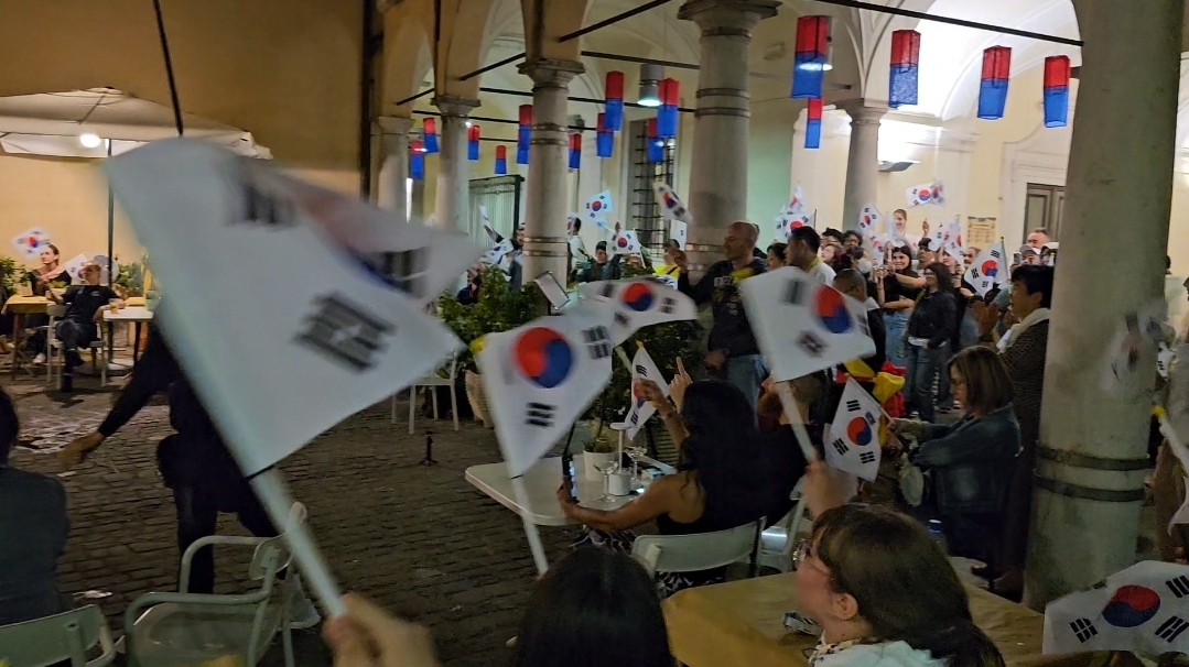 태극기를 흔들어보이는 이탈리아 관객들
