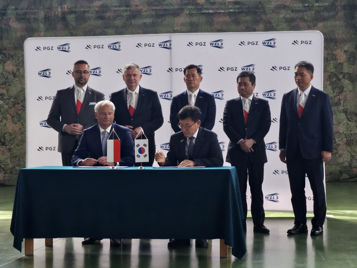 이상재(앞쪽 오른쪽) KAI CS센터장이 다리우스 소콜스키(앞쪽 왼쪽) WZL-2 대표와 FA-50 항공기 후속지원 방안을 구체화하기 위한 협업 합의서(TA)에 서명을 하고 있다. [KAI 제공]