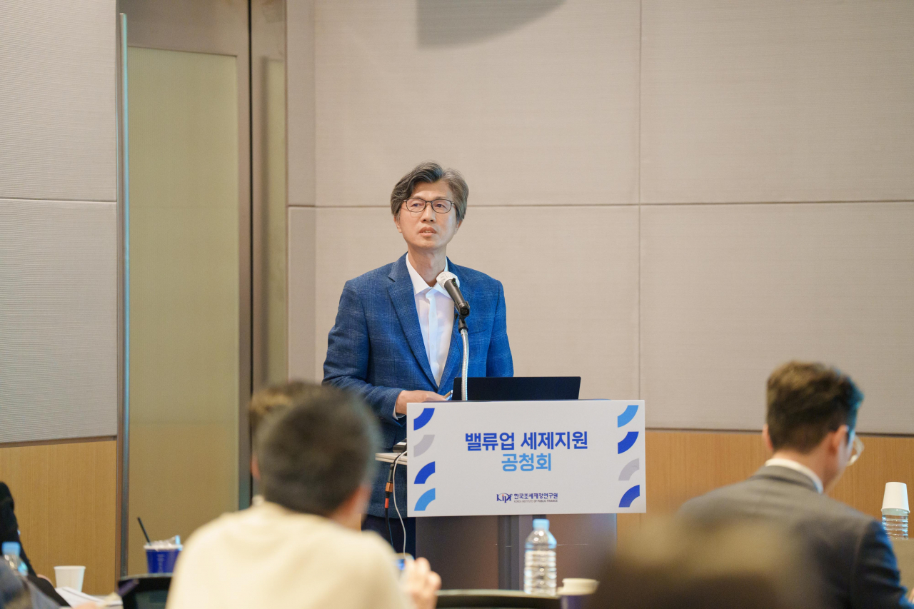 심충진 건국대학교 경영학과 교수가 24일 서울 여의도 FKI타워에서 열린 밸류업 세제지원 공청회에서 밸류업을 위한 상속세제 지원안을 주제로 발제하고 있다. [뉴시스]