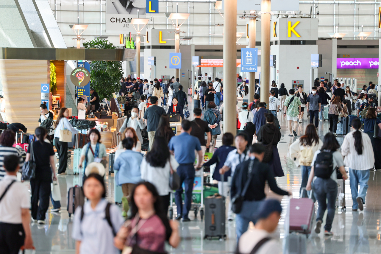 이달 5일 오전 인천국제공항 제1여객터미널 출국장이 여행객 등으로 붐비고 있다.[연합]