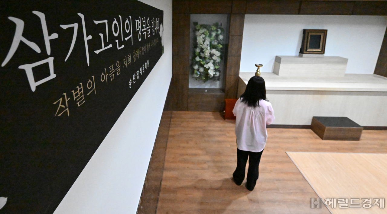 지난 24일 경기 화성 일차전지 제조 업체 화재 사고로 22명의 사망자가 발생했다. 25일 오전 사망자 5명이 안치된 경기도 화성시 화성송산장례문화원 내 빈소가 차려지지 못한 채 텅 비어 있다. 화성=임세준 기자
