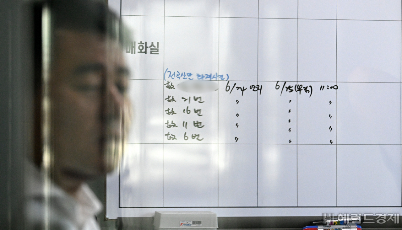 지난 24일 경기 화성 일차전지 제조 업체 화재 사고로 22명의 사망자가 발생했다. 25일 오전 경기도 화성시 화성송산장례문화원에 사망자 5명의 안치현황이 표시되어 있다. 화성=임세준 기자