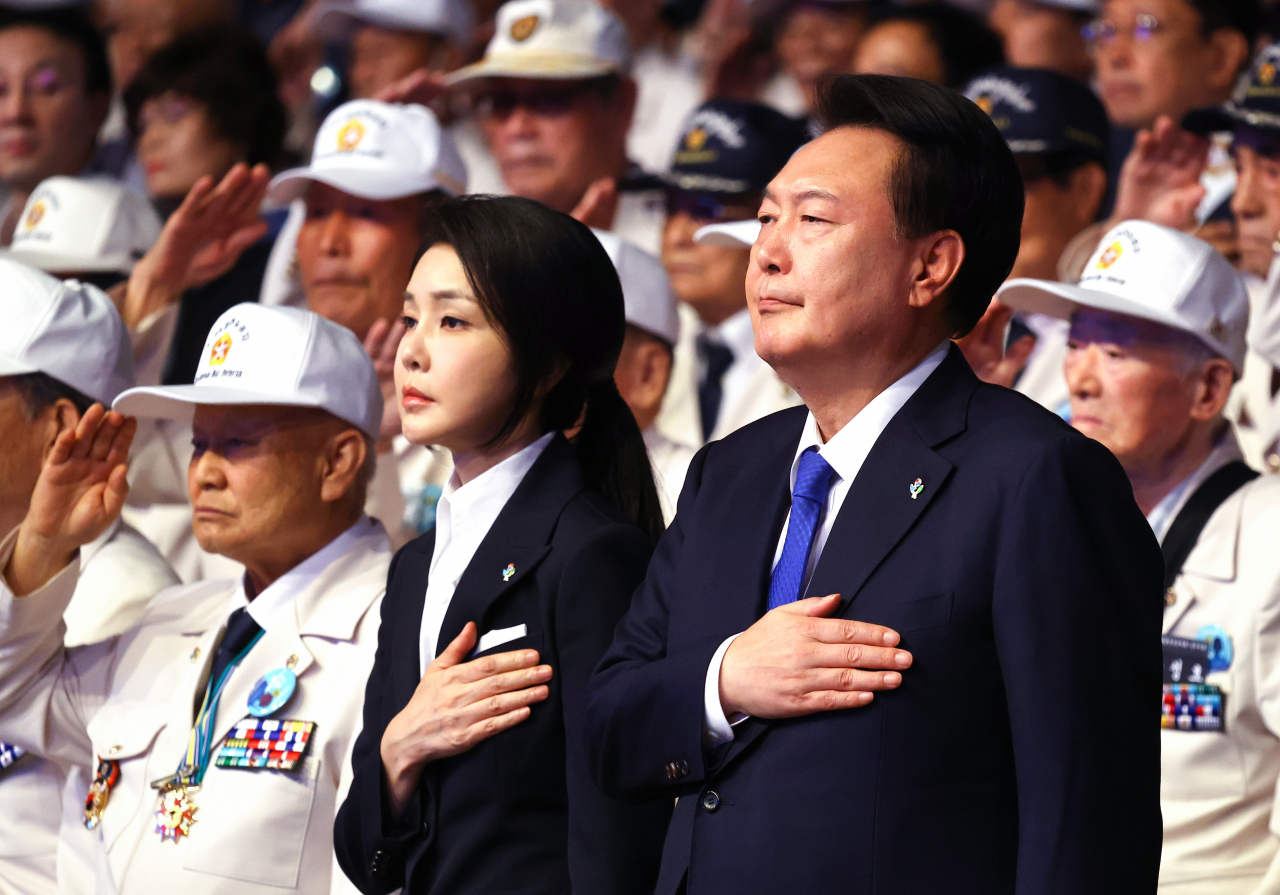 윤석열 대통령과 김건희 여사가 25일 대구 엑스코에서 열린 '6·25전쟁 제74주년 행사'에 참석해 국기에 경례하고 있다. [연합]