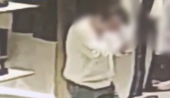 한 고객이 해외 명품 브랜드 매장을 둘러보던 중 진열대 모서리에 눈을 부딪혀 부상을 당했다. [채널A 뉴스]