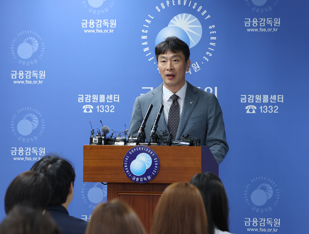 이복현 금융감독원장이 14일 오전 서울 영등포구 여의도 금감원에서 상법 개정 등 이슈와 관련해 브리핑하고 있다. [연합]