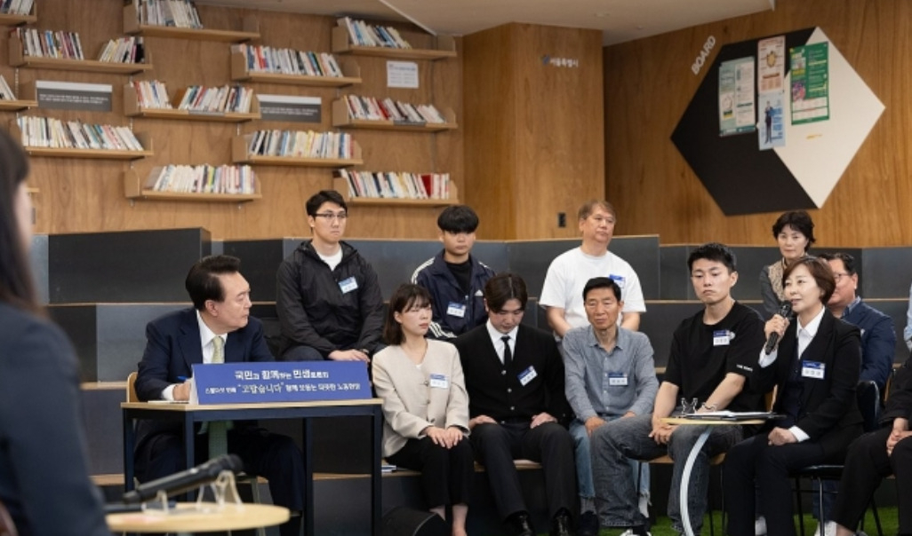 윤석열 대통령이 5월 14일 서울 중구 서울고용복지플러스센터에서 열린 스물다섯번째 '국민과 함께하는 민생토론회'에서 토론자의 발언을 경청하고 있다. 이날 토론회는 '고맙습니다, 함께 보듬는 노동현장'을 주제로 진행됐다. [연합]