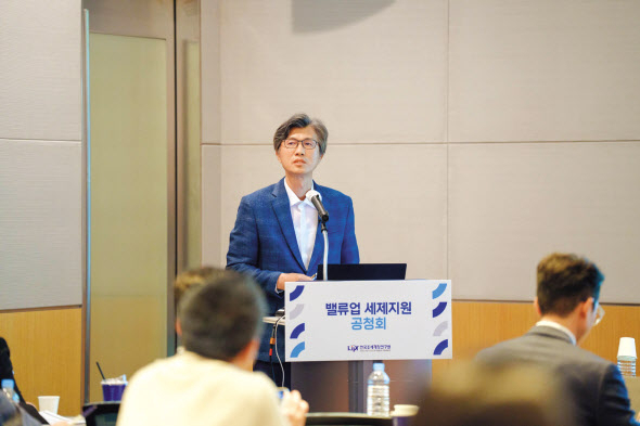 심충진 건국대학교 경영학과 교수가 24일 서울 여의도 FKI타워에서 열린 밸류업 세제지원 공청회에서 밸류업을 위한 상속세제 지원안을 주제로 발제하고 있다. [뉴시스]