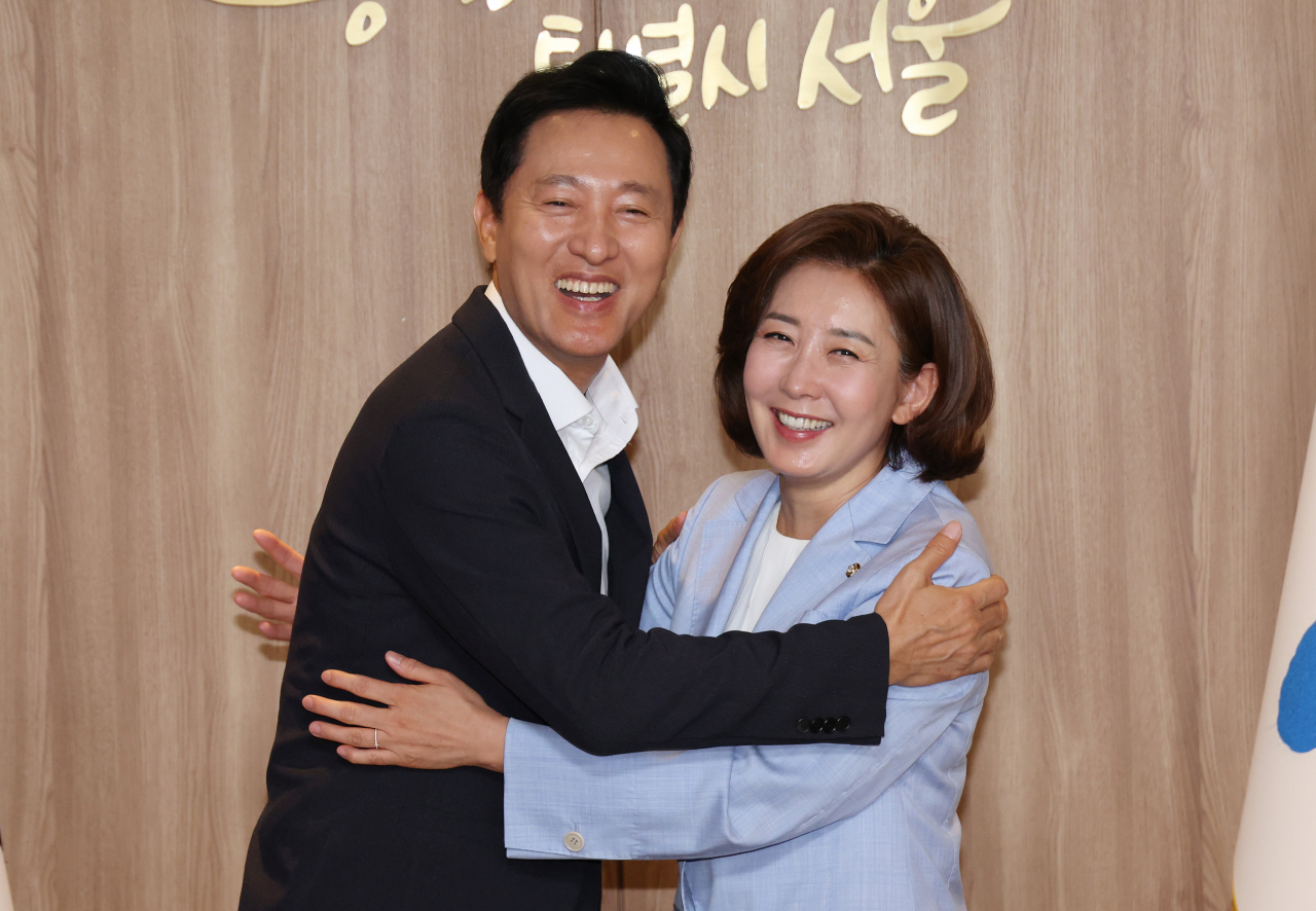 국민의힘 당 대표에 출마한 나경원 의원이 24일 오세훈 서울시장 시청 집무실을 방문해 인사하고 있다. [연합]