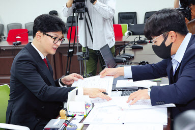 국민의힘 당권주자인 한동훈 전 비상대책위원장이 25일 오전 서울 여의도 당사에서 7·23 전당대회 당 대표 후보 등록을 하고 있다. [연합]