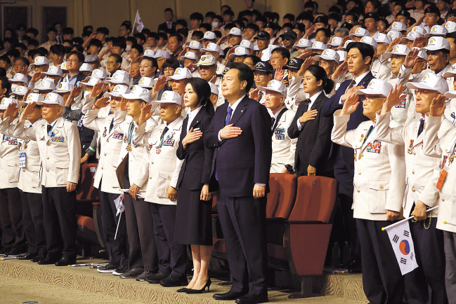 윤석열 대통령과 김건희 여사가 25일 대구 엑스코에서 열린 ‘6·25전쟁 제74주년 행사’에 참석해 국기에 경례하고 있다. 윤 대통령은 북러 신조약 체결과 관련 “역사의 진보에 역행하는 시대착오적 행동이 아닐 수 없다”고 지적했다. [연합]