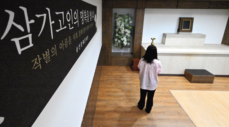 24일 경기 화성시 서신면 일차전지 제조업체 공장에서 발생한 화재 사고로 22명의 사망자가 발생했다. 25일 오전 사망자 5명이 안치된 화성시 화성송산장례문화원 내 빈소가 차려지지 못한 채 텅비어 있다. 화성=임세준 기자