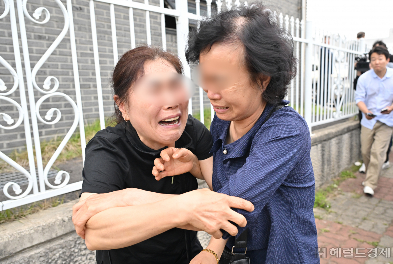 지난 24일 경기 화성 일차전지 제조 업체 화재 사고로 22명의 사망자가 발생했다. 25일 오전 경기도 화성시 서신면 화재현장을 찾은 유가족이 오열하고 있다. 화성=임세준 기자