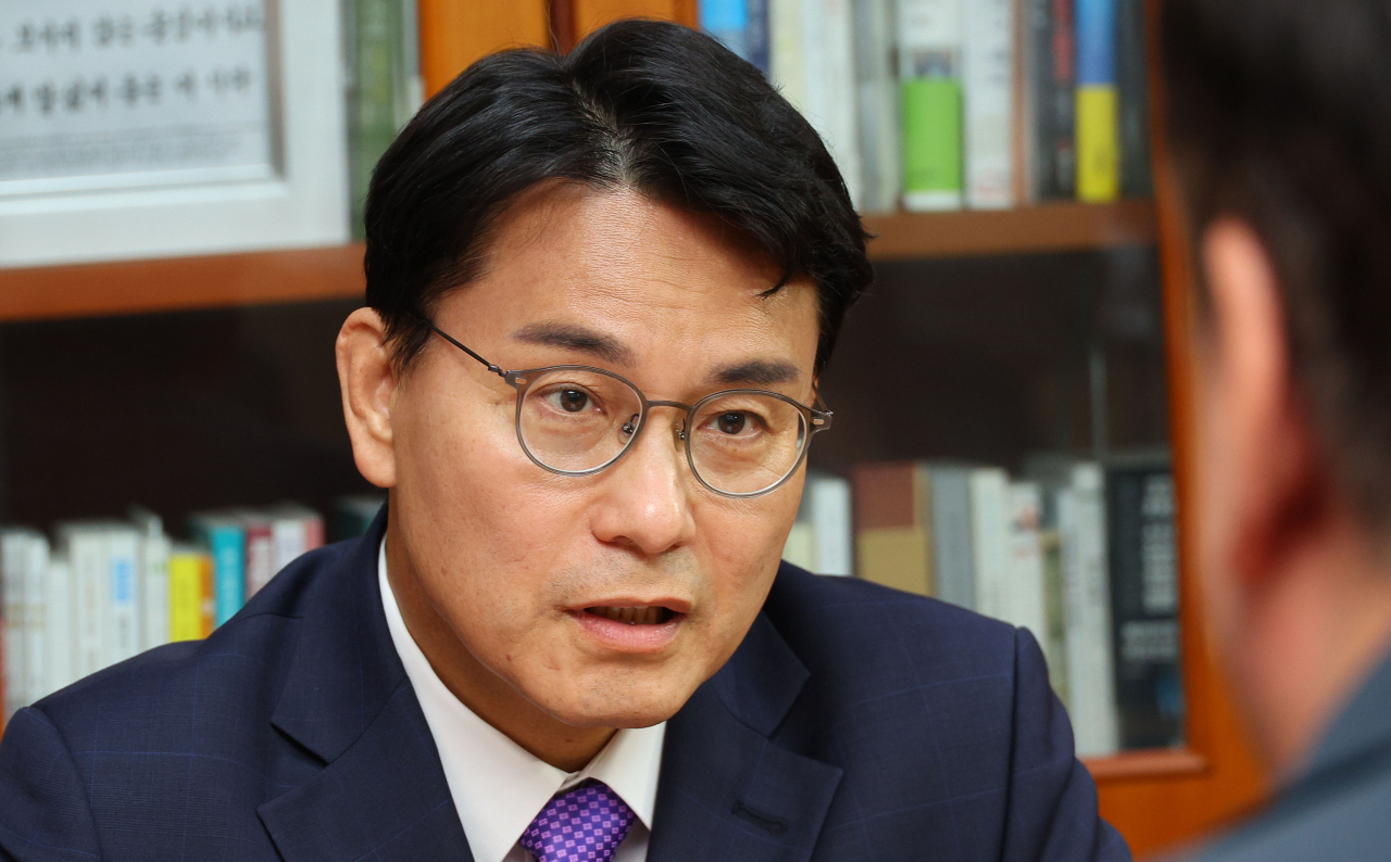 국민의힘 당대표 출마를 선언한 윤상현 의원이 지난 25일 오전 국회 의원회관에서 싱하이밍 주한 중국대사를 만나 대화하고 있다. 이들은 이날 화성 화재희생자 관련 지원대책 및 수습방안을 논의했다. [연합]