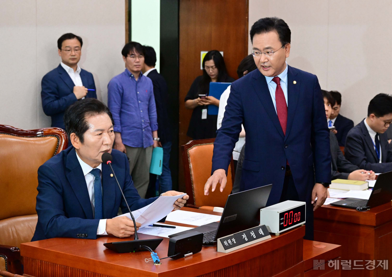 유상범 국민의힘 의원(오른쪽)과 정청래 위원장이 25일 오전 서울 여의도 국회에서 '공영방송지배구조 개선법'(방송3법)을 상정해 심의하는 법제사법위원회 전체회의에서 일정변경 등을 놓고 마찰을 빚고 있다. 이상섭 기자