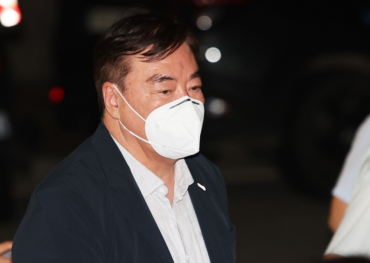 싱하이밍 주한중국대사가 지난 24일 오후 경기도 화성시 서신면 소재 리튬전지 공장 화재 현장을 방문하고 있다. [연합]