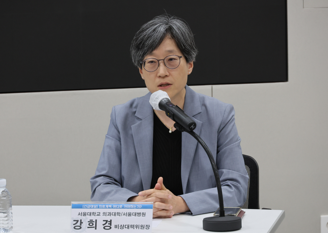 강희경 서울의대·서울대병원 교수협의회 비상대책위원장이 25일 서울 관악구 서울대학교 보건대학원에서 열린 긴급대담 ‘의료개혁 어디로 가야 하는가’에서 발언하고 있다. [연합]