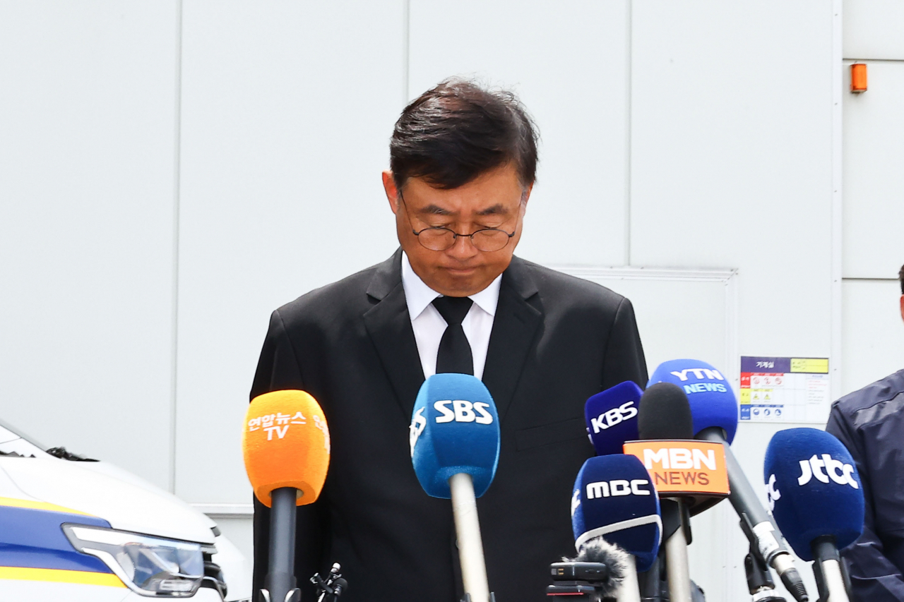25일 경기도 화성시 서신면 리튬전지 공장 화재 현장에서 박순관 에스코넥 대표가 고개 숙여 사과하고 있다. 지난 24일 오전 10시 31분 화성시 서신면 전곡리 소재 일차전지 업체인 아리셀 공장에서 화재가 발생해 다수의 사상자가 발생했다. [연합]
