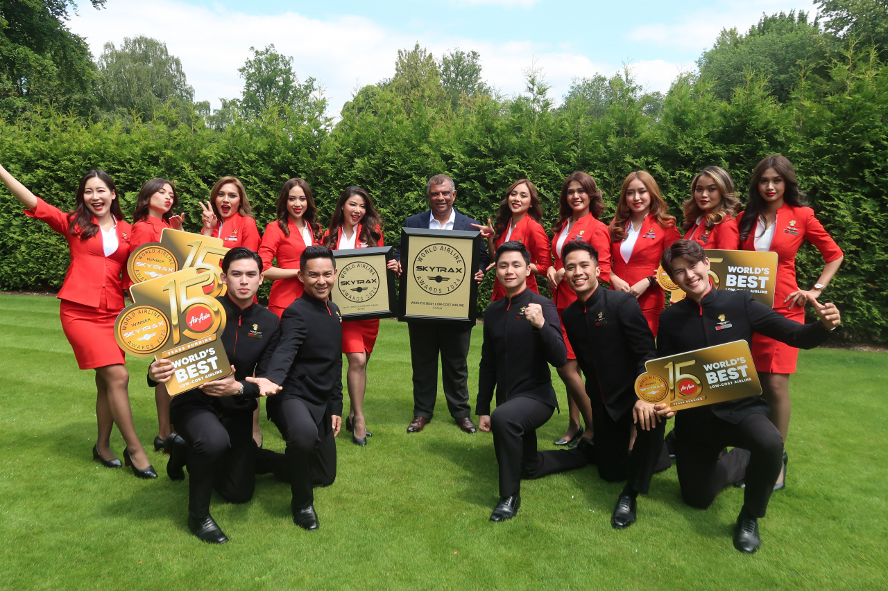 24일(현지시간) 런던에서 개최된 스카이트랙스 어워드 수상식에서 세계 최고 저비용항공사 상을 수상한 캐피털 A의 회장인 토니 페르난데스 회장(사진 가운데)이 에어아시아 승무원들과 함께 스카이트랙스 15주년 연속 수상을 축하하며 기념사진을 촬영하고 있다.