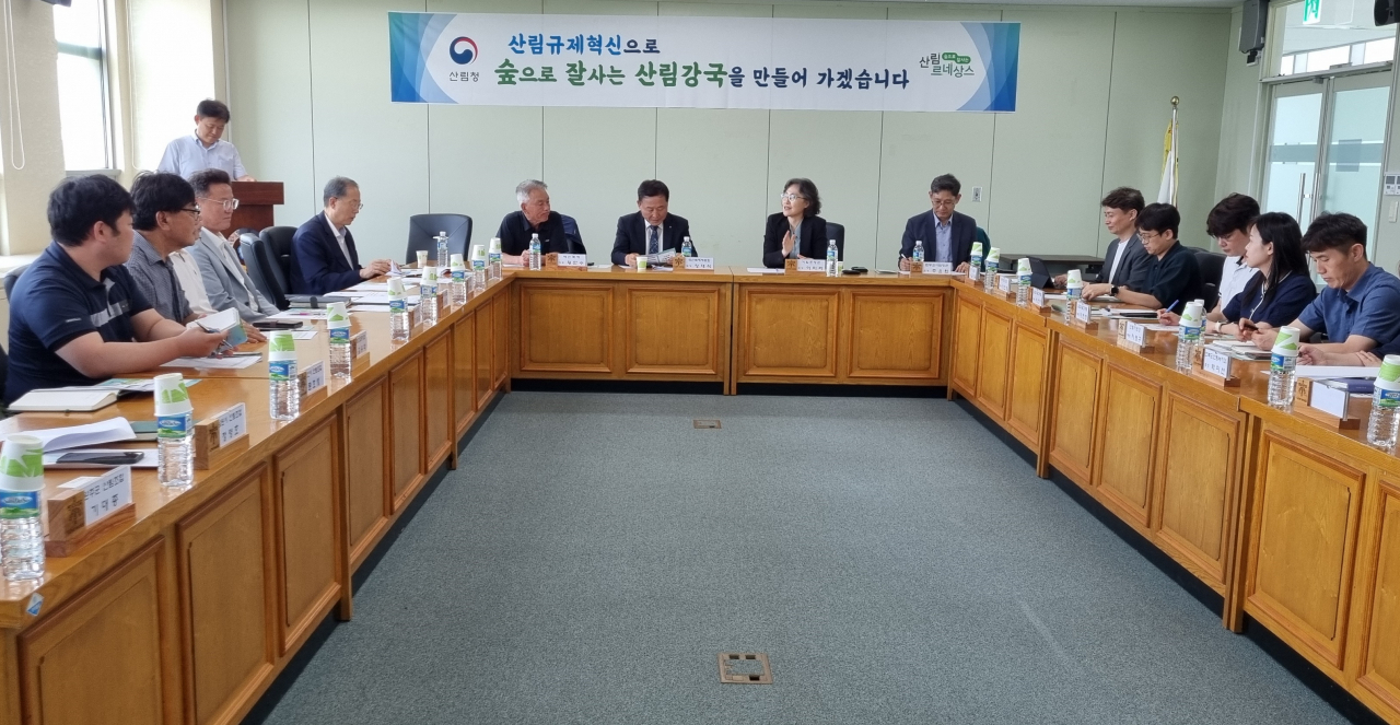 산림청은 25일 전북 군산시 자유무역지역관리원에서 목재산업 분야 규제개선 모니터링 토론회를 개최했다.