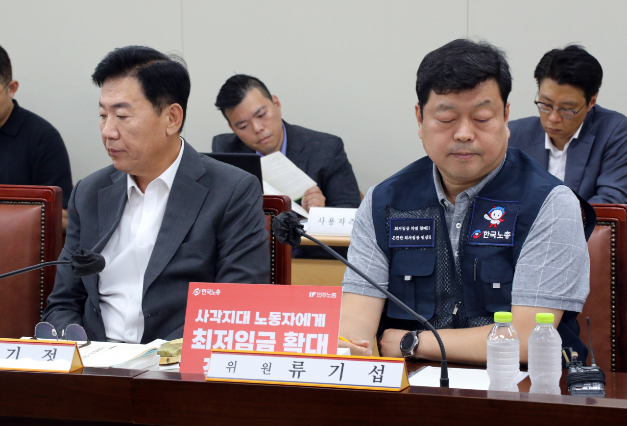 25일 오후 정부세종청사 최저임금위원회 회의실에서 열린 제5차 전원회의에서 사용자위원 운영위원인 류기정 경총 전무(왼쪽)와 근로자위원 운영위원인 류기섭 한국노총 사무총장이 나란히 자리하고 있다. [연합]