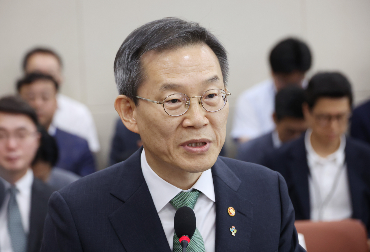 25일 국회에서 열린 과학기술정보방송통신위원회 전체회의에서 이종호 과학기술정보통신부 장관이 업무보고를 하고 있다. [연합]